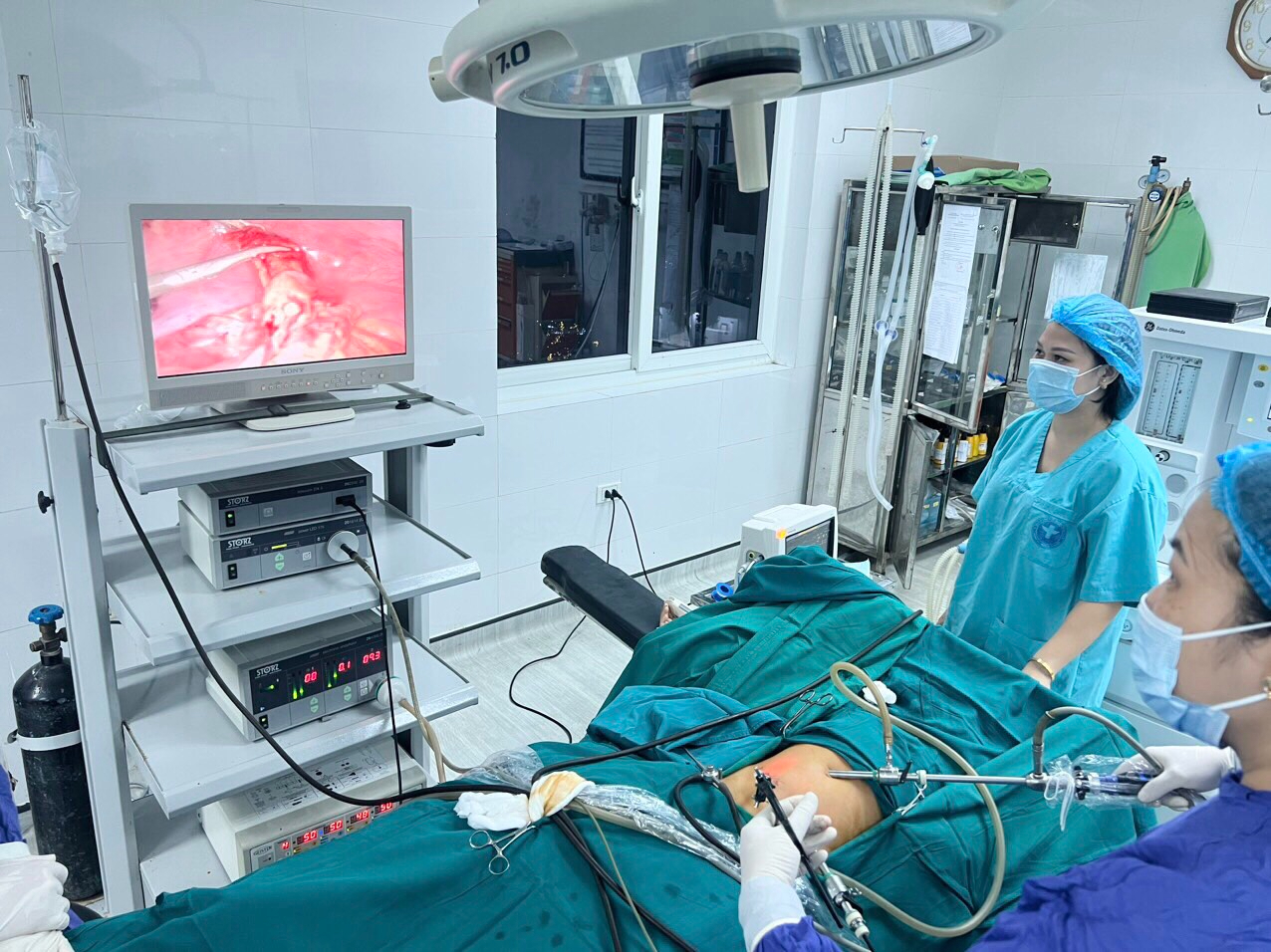 Viêm phúc mạc do viêm ruột thừa vỡ đến muộn ở trẻ em