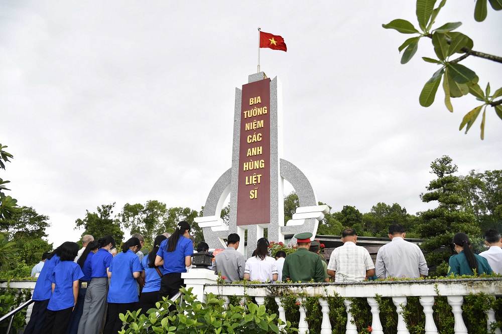 Bộ Tư lệnh Vùng 5 Hải quân tri ân, tặng quà thân nhân liệt sĩ, gia đình chính sách