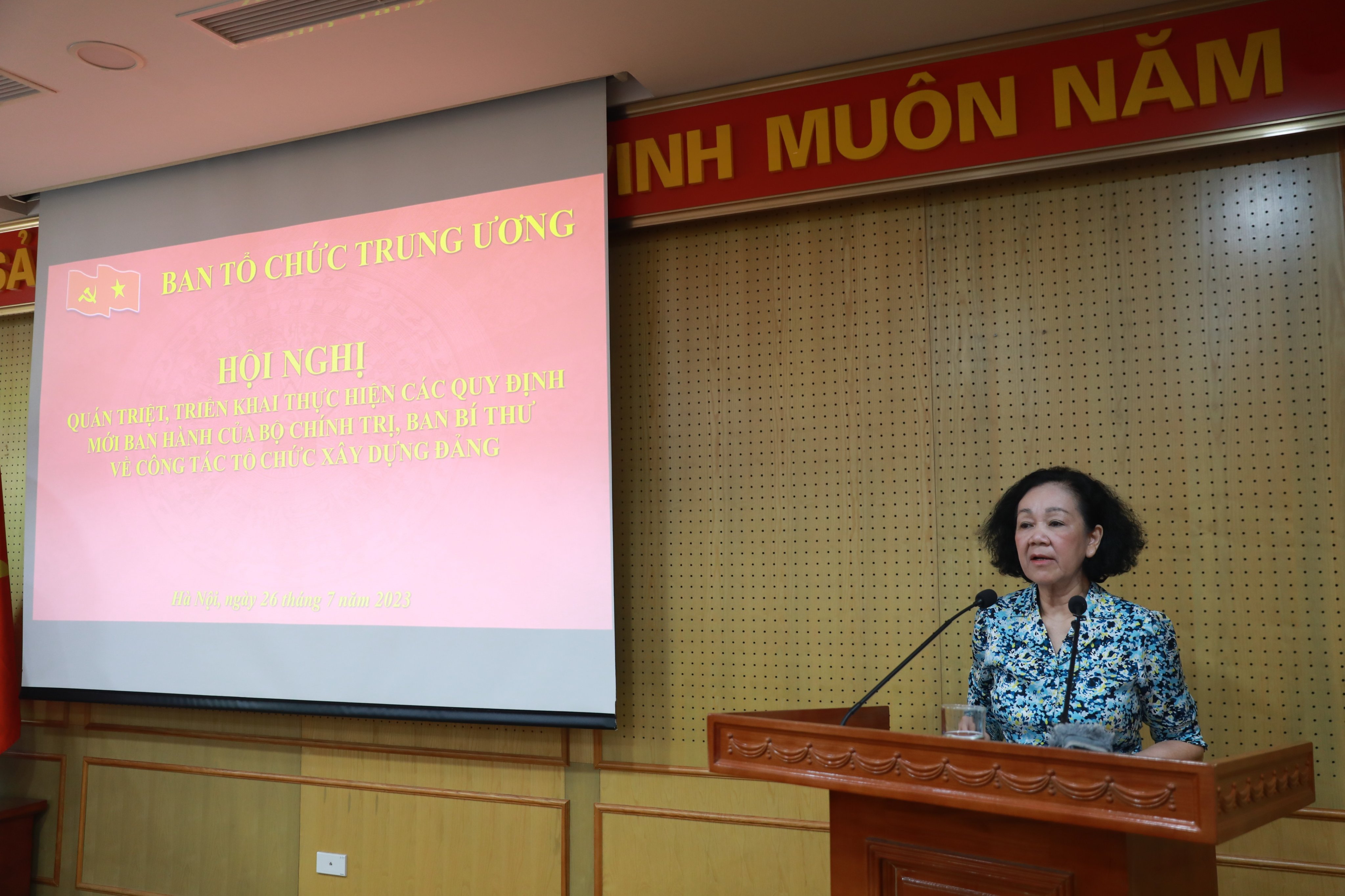 Quán triệt, thực hiện nghiêm việc không bố trí người có quan hệ gia đình trong 13 ngành