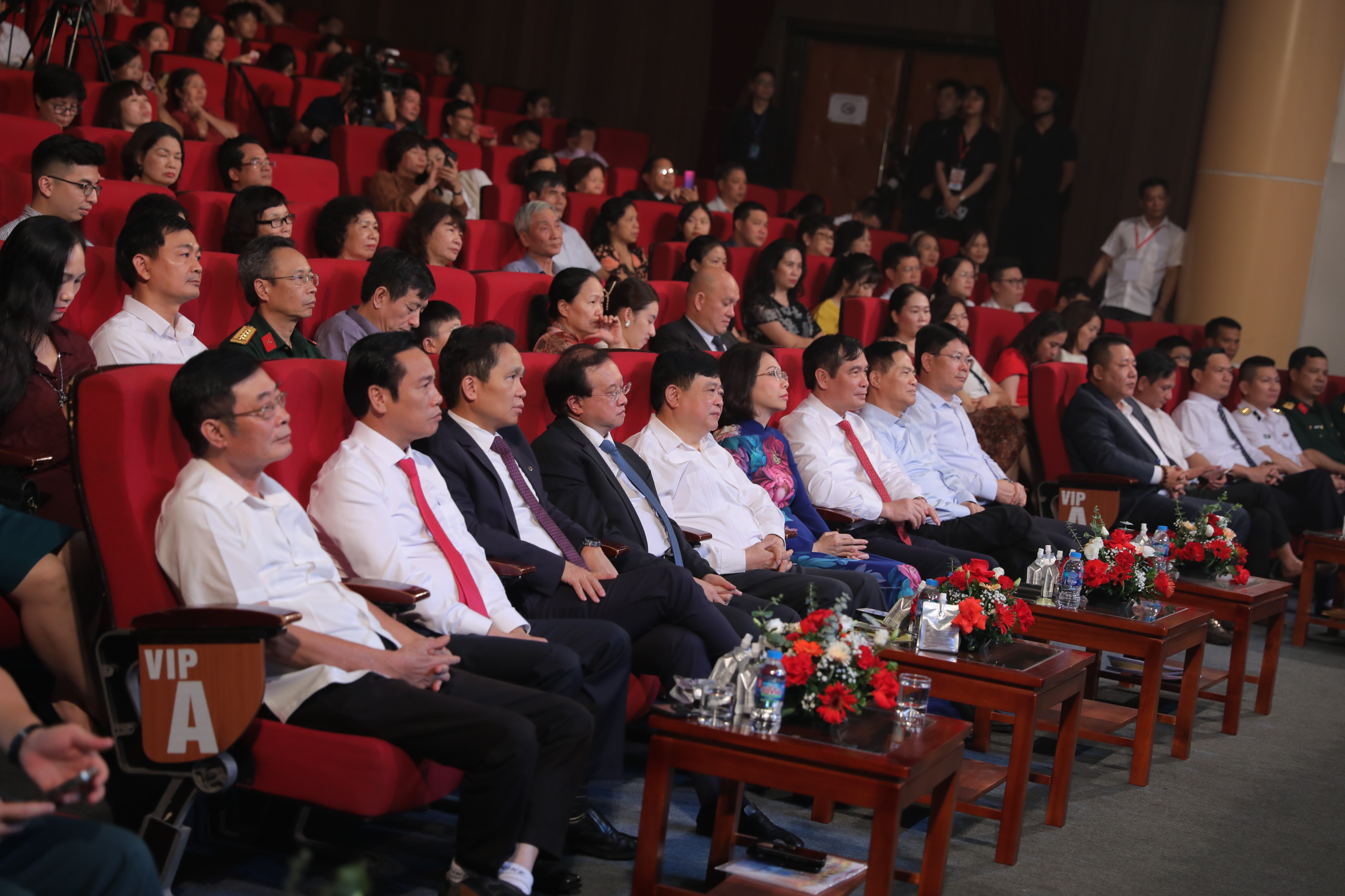 “Màu hoa đỏ” 2023  Viết tiếp hành trình thắp sáng ngọn lửa tri ân