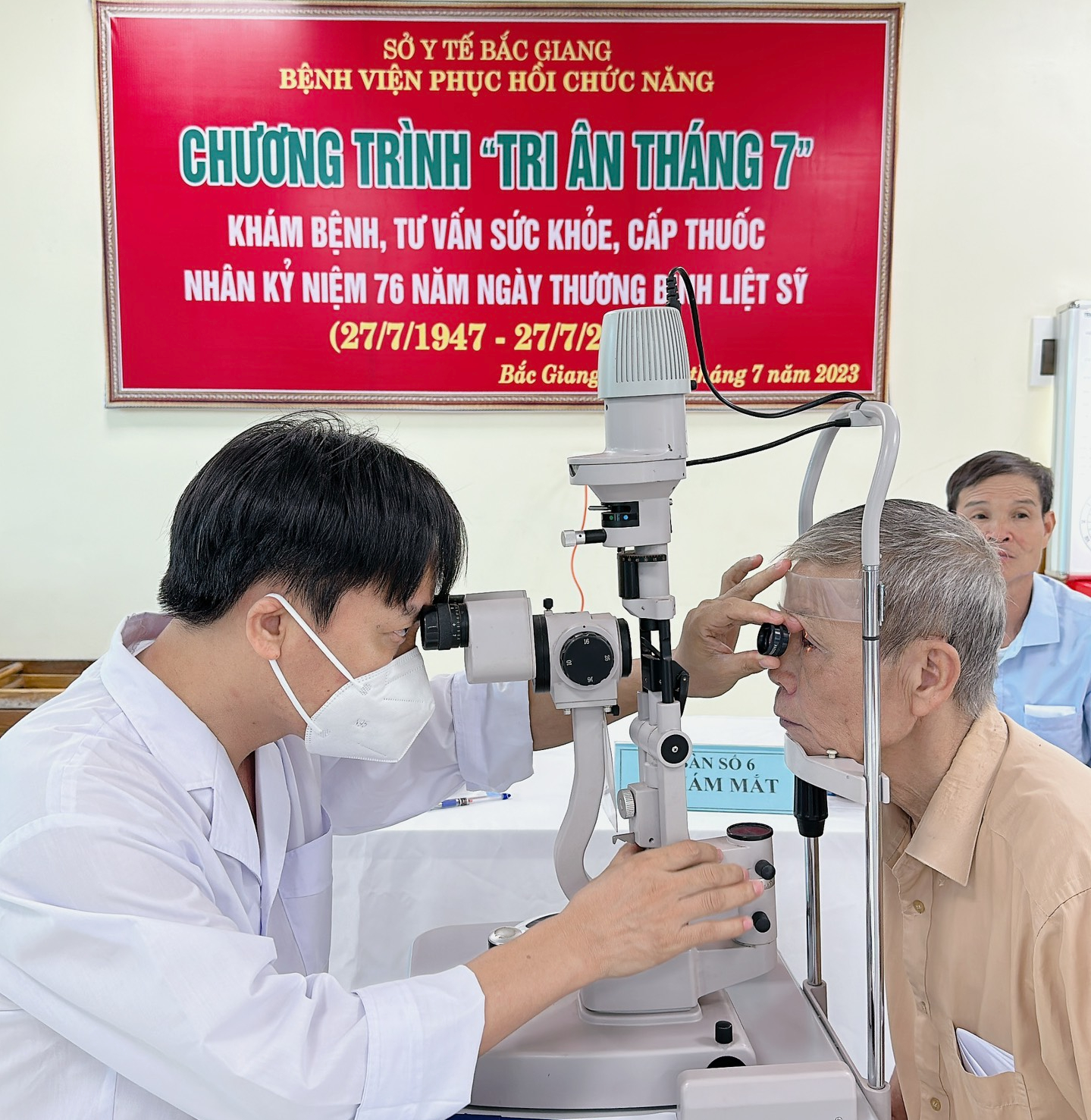 Bắc Giang Khám, cấp phát thuốc miễn phí cho đối tượng chính sách