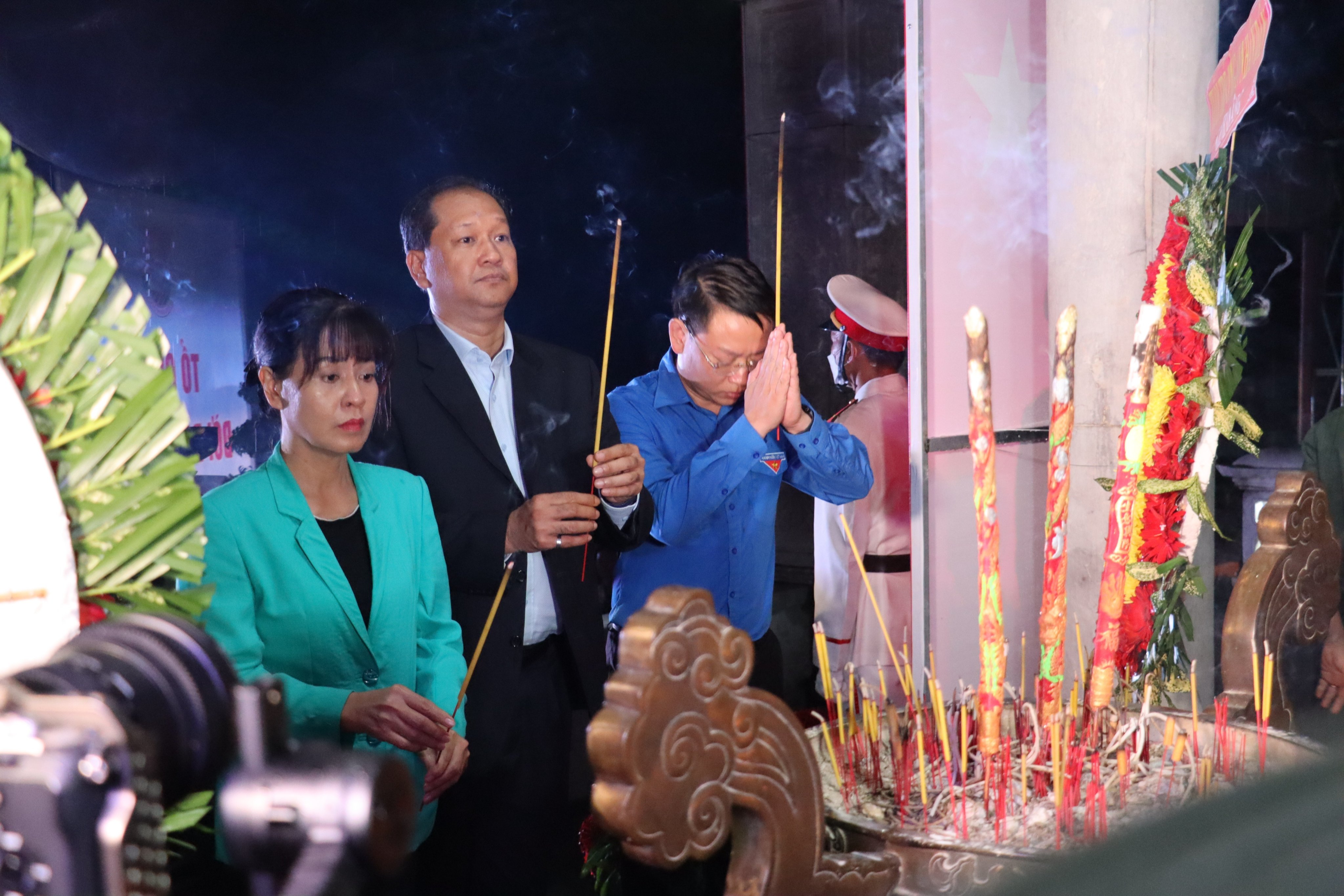 Thắp nến tri ân các anh hùng liệt sĩ tại nghĩa trang liệt sĩ Đồi 82 Tân Biên, Tây Ninh