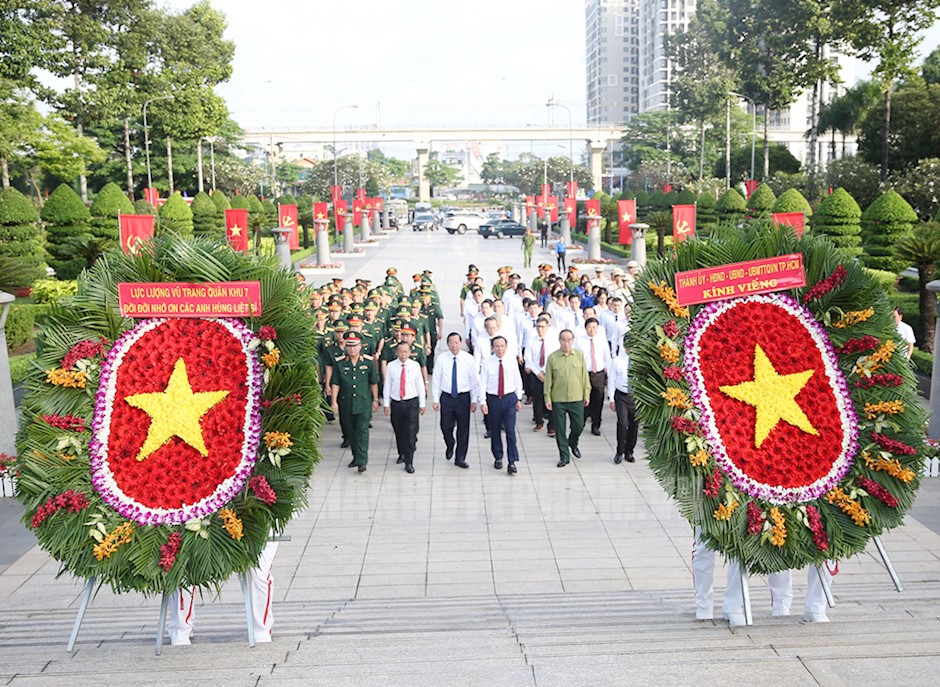 Lãnh đạo TP Hồ Chí Minh dâng hoa, dâng hương tưởng niệm các anh hùng liệt sĩ