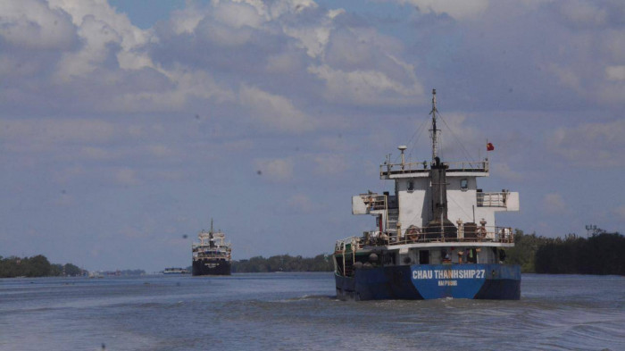 Bắt đầu nạo vét luồng sông Hậu