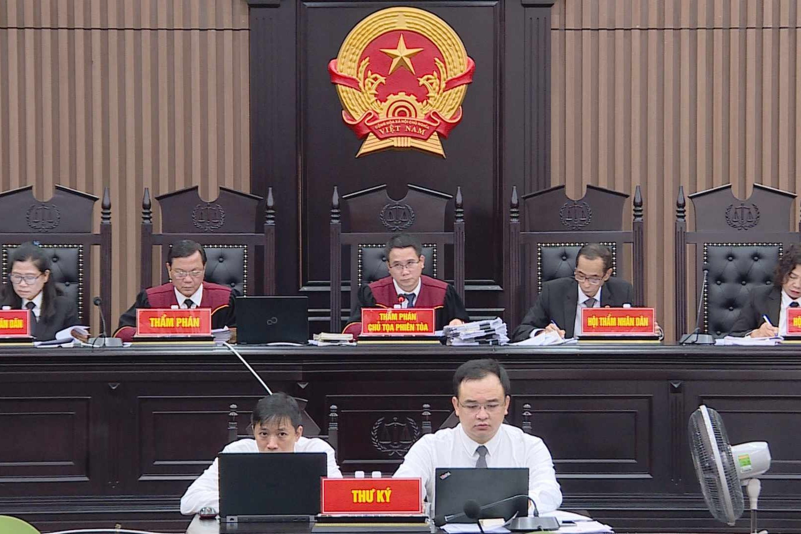 Bản án nghiêm khắc và sự khoan hồng của pháp luật