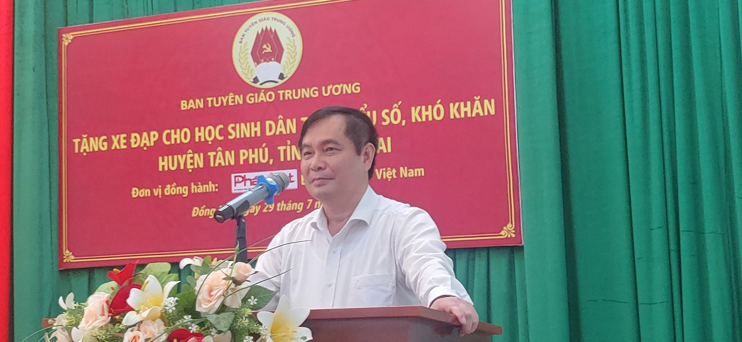 Đoàn công tác Ban Tuyên giáo Trung ương thăm, tặng quà cho học sinh dân tộc thiểu số, khó khăn