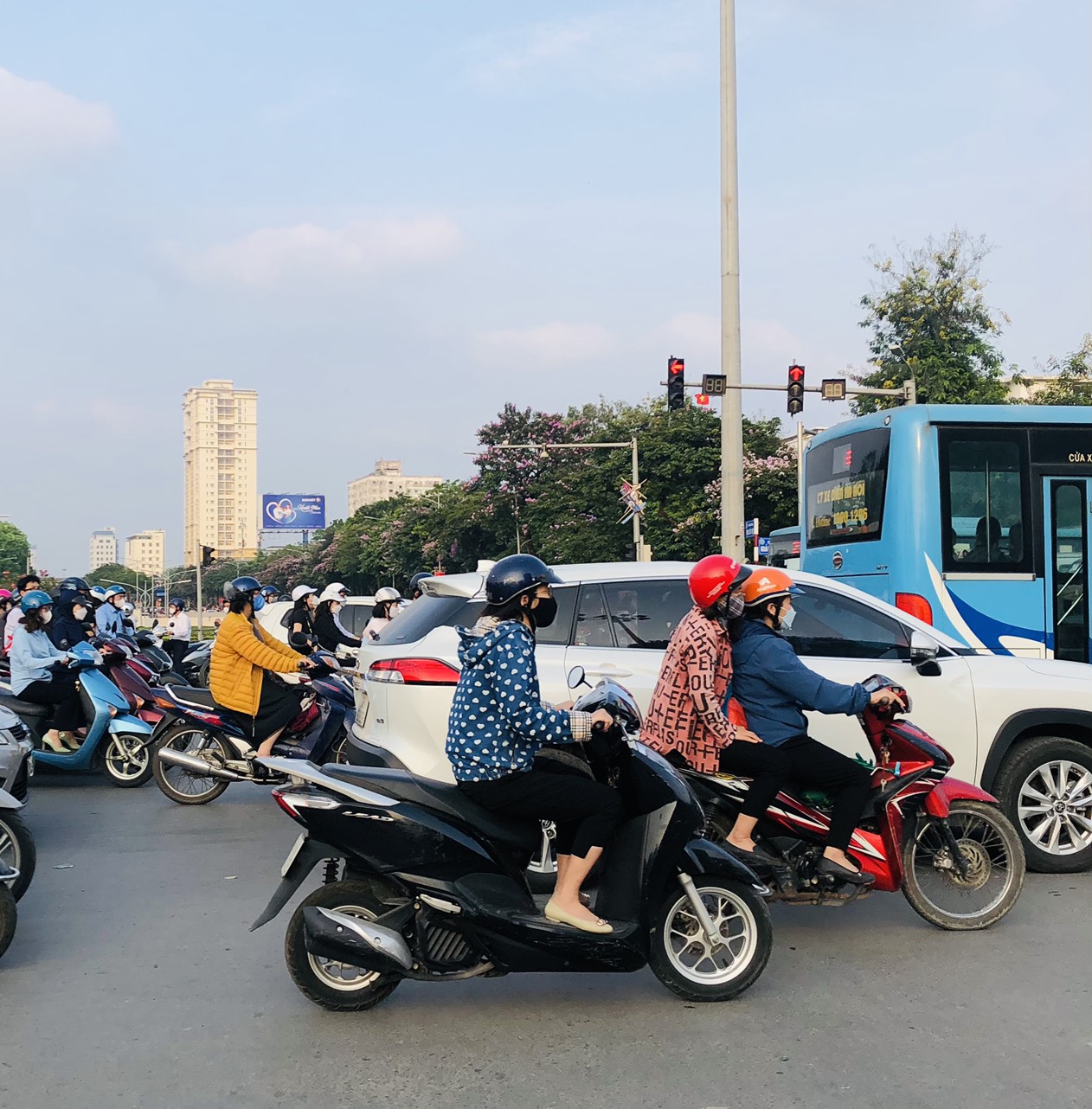 Miền Bắc ngày nắng gián đoạn, chiều tối và đêm có mưa dông
