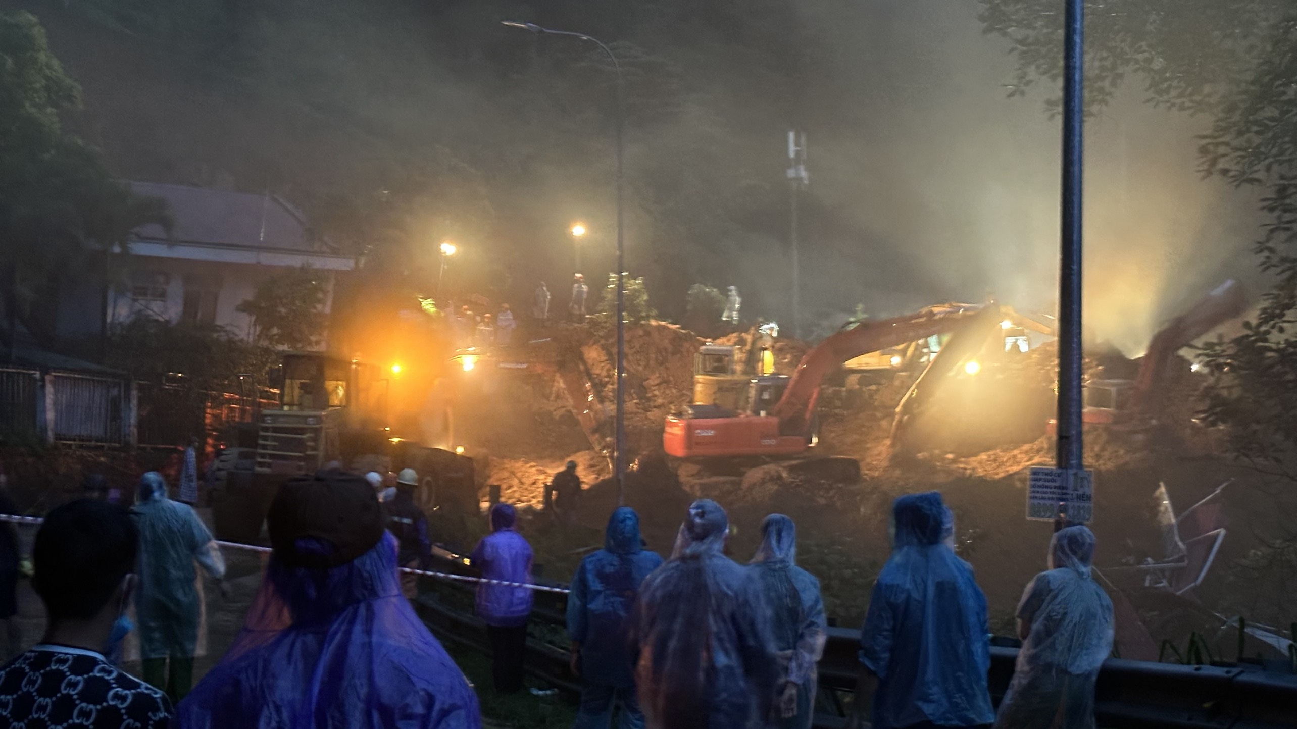 Khẩn trương tìm kiếm các nạn nhân mất tích trong vụ sạt lở tại đèo Bảo Lộc Lâm Đồng