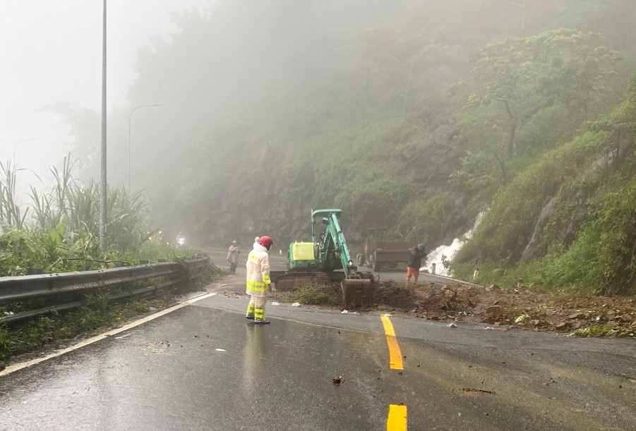 Sạt lở đèo Bảo Lộc, 3 cảnh sát giao thông và một người dân mất tích