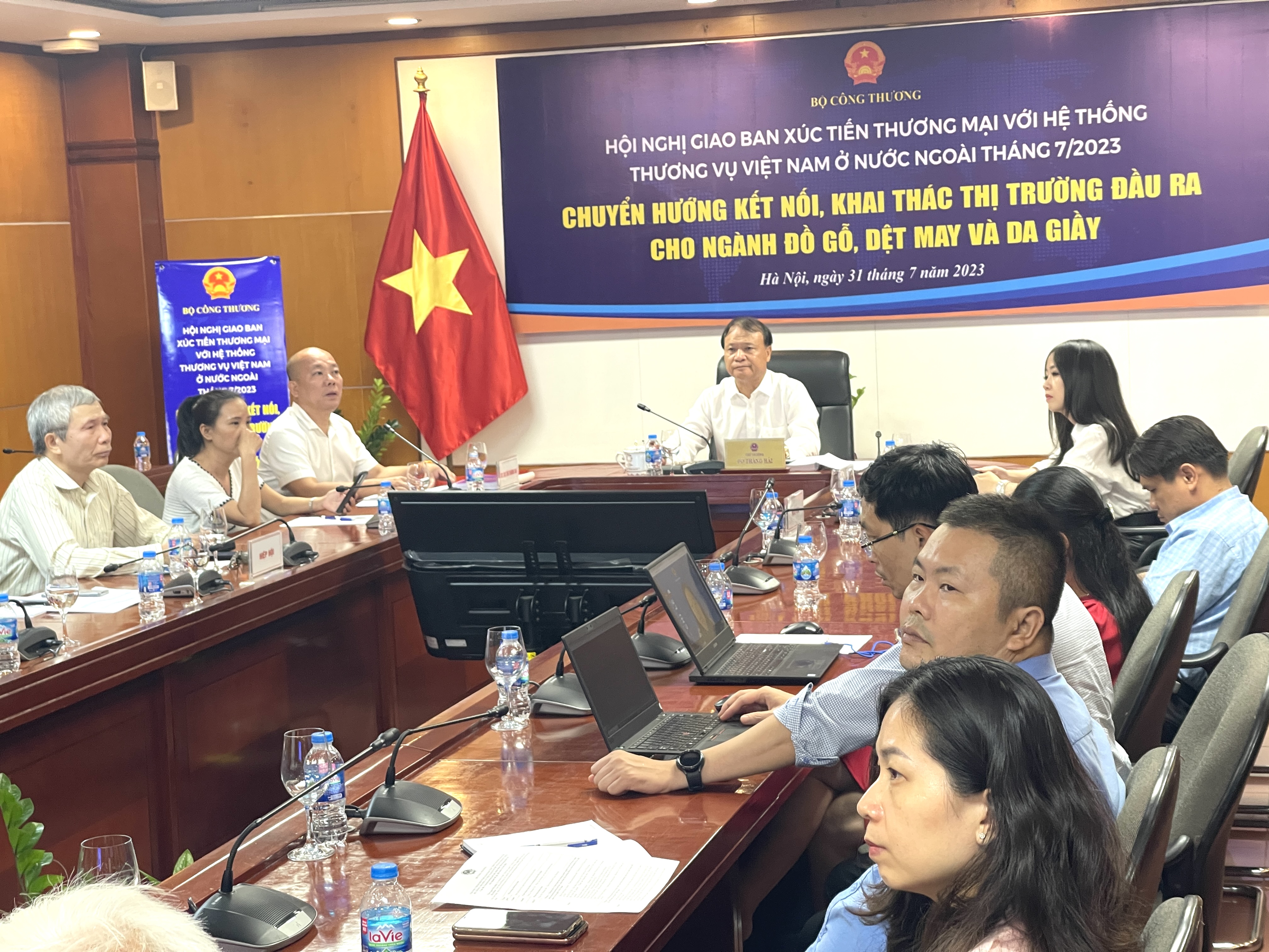 Chuyển hướng kết nối, khai thác thị trường đầu ra cho ngành đồ gỗ, dệt may và da giày