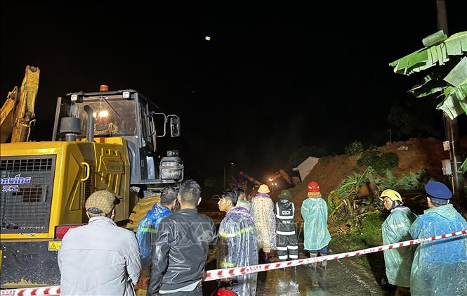 Sạt lở tại đèo Bảo Lộc Lâm Đồng  Tiếp tục tìm kiếm nạn nhân mất tích