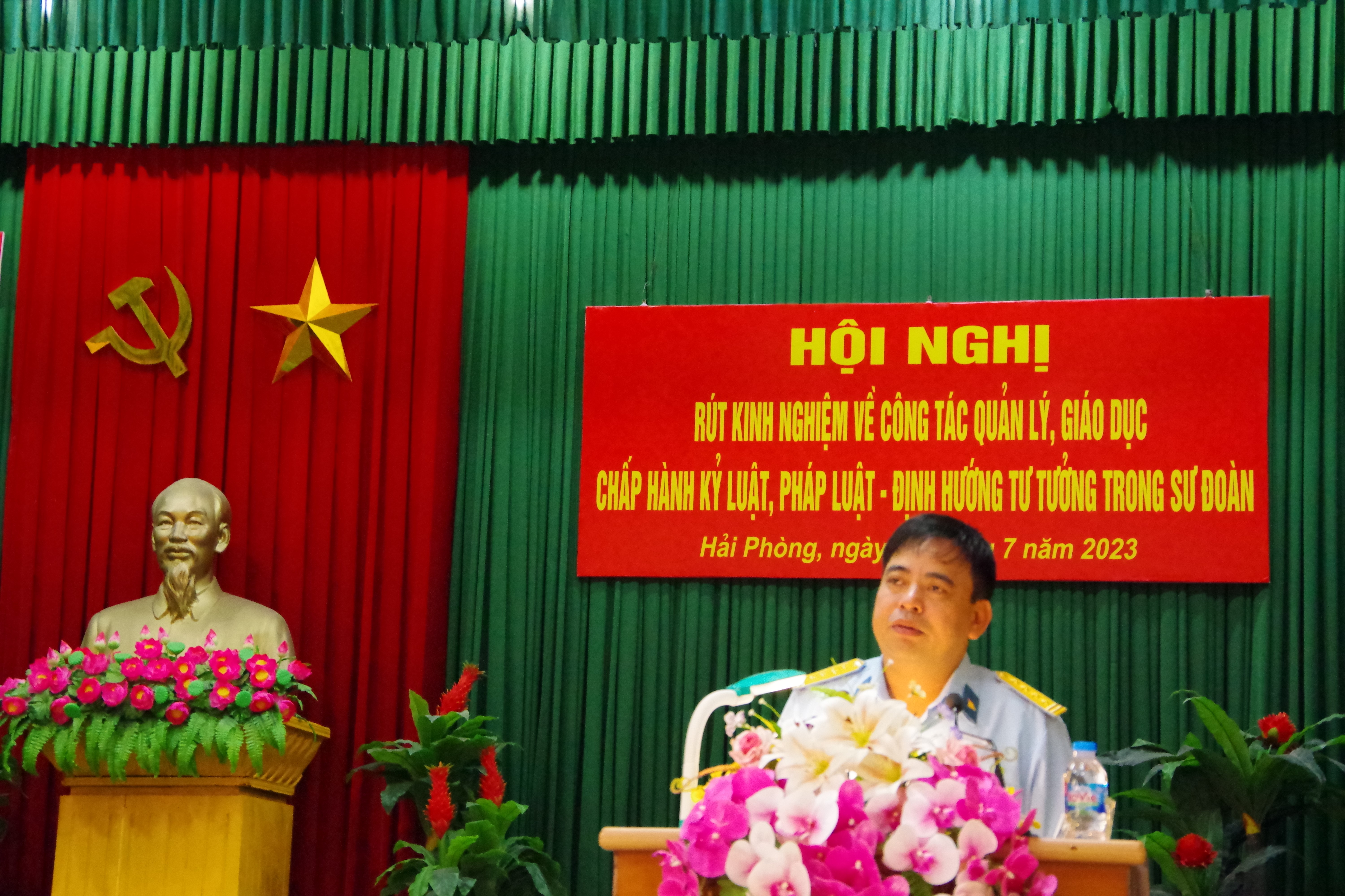 Kết hợp chặt chẽ giữa xây dựng nền nếp chính quy với quản lý tình hình tư tưởng bộ đội