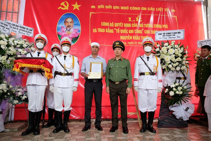 Trao Quyết định thăng cấp bậc hàm và Bằng Tổ quốc ghi công cho 3 liệt sĩ hy sinh tại Chốt đèo Bảo Lộc