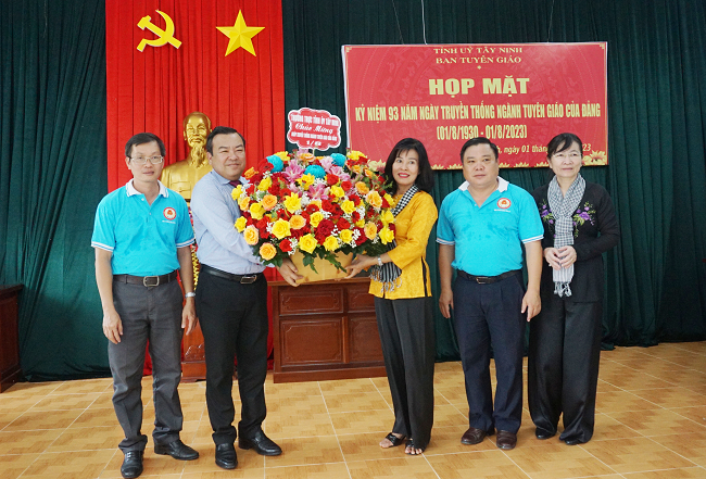 Cán bộ ngành Tuyên giáo Tây Ninh về nguồn và họp mặt truyền thống