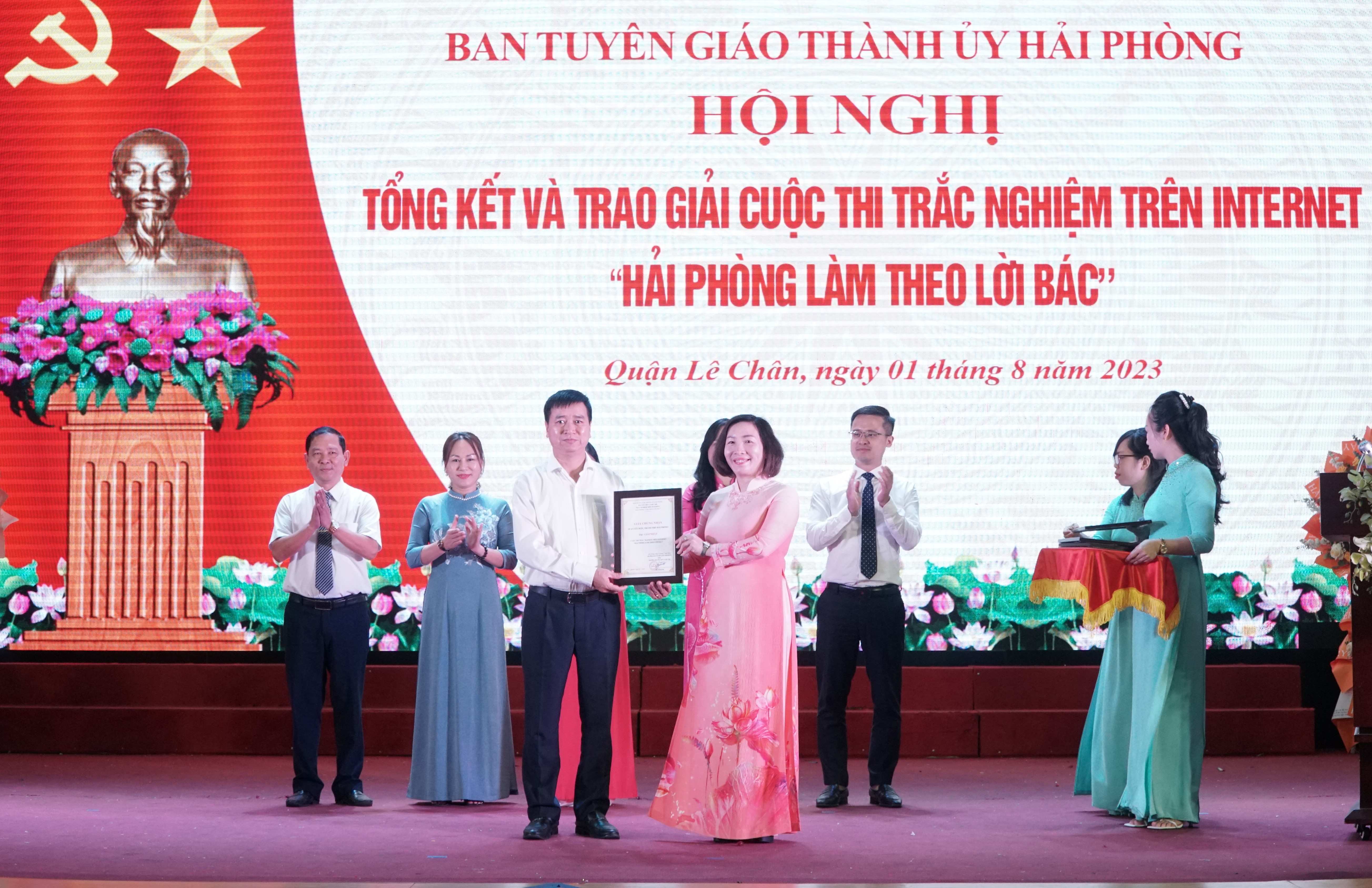 Trao giải Cuộc thi trắc nghiệm trên Internet “Hải Phòng làm theo lời Bác”