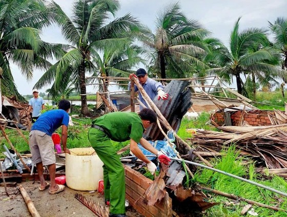 Hỗ trợ các gia đình bị thiệt hại do mưa kèm giông lốc tại Cà Mau và Kiên Giang