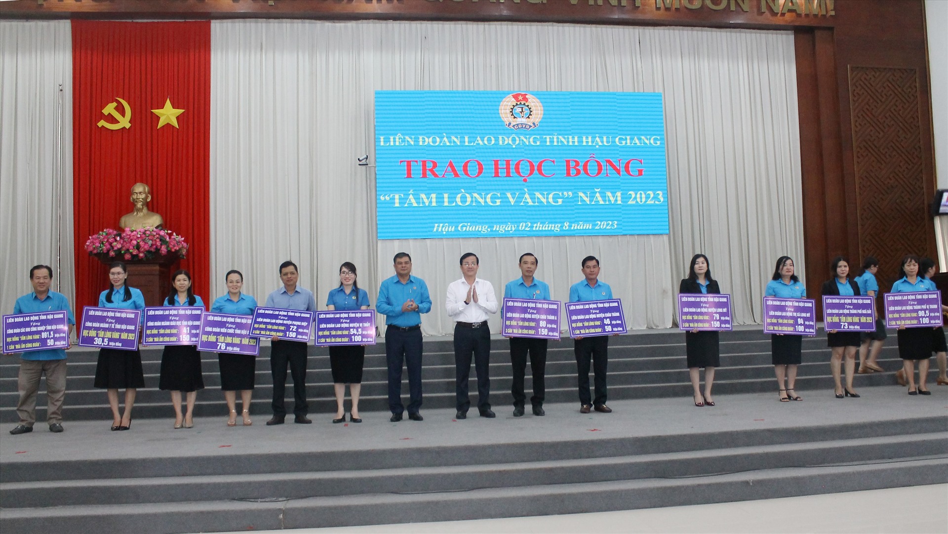 Trao học bổng “Tấm lòng vàng” năm 2023