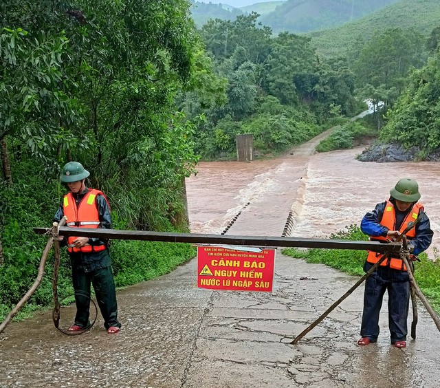 Mưa lũ chia cắt nhiều khu vực biên giới của tỉnh Quảng Bình