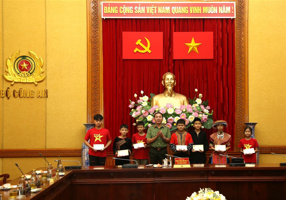 Lãnh đạo Bộ Công an gặp mặt các con thương binh, liệt sĩ
