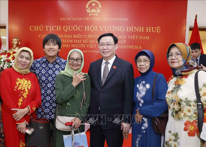 Chủ tịch Quốc hội Vương Đình Huệ gặp gỡ cộng đồng người Việt Nam ở Indonesia