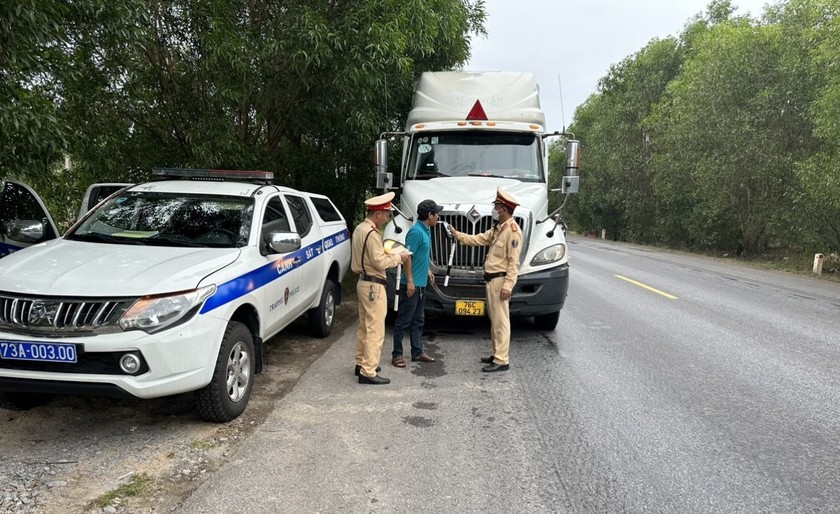 Quảng Bình tổng kiểm soát ô tô vận tải hành khách và hàng hóa bằng container