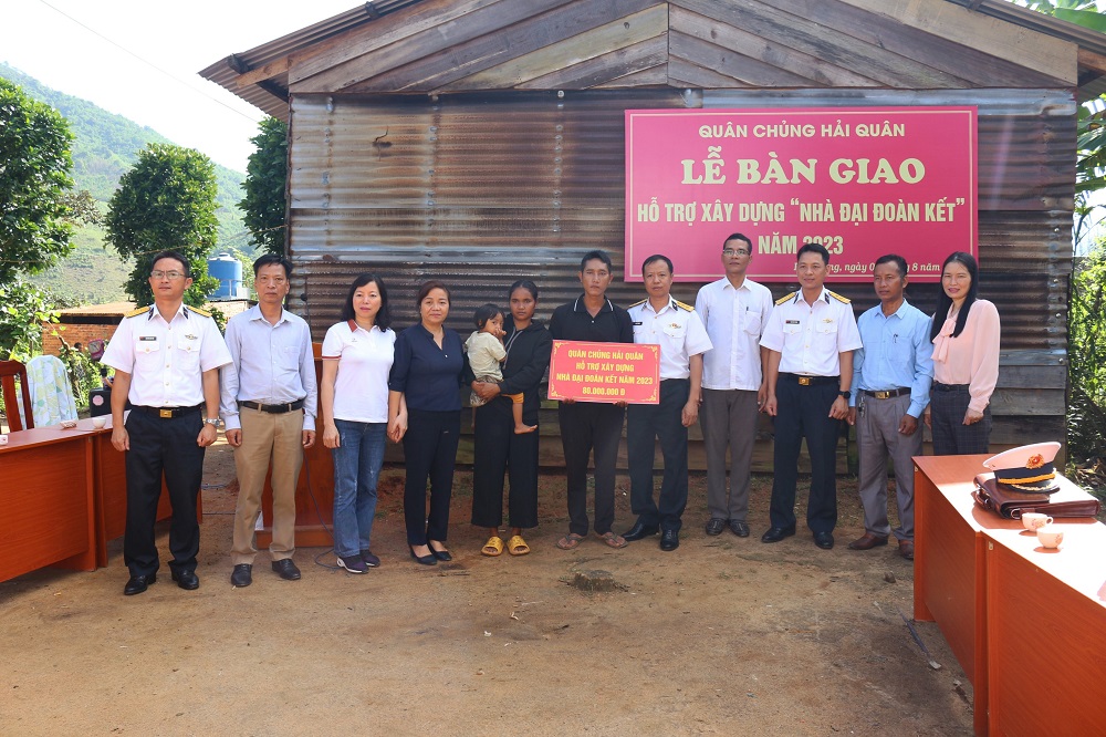 Vùng 4 Hải quân hỗ trợ kinh phí xây dựng Nhà đại đoàn kết” cho hộ nghèo