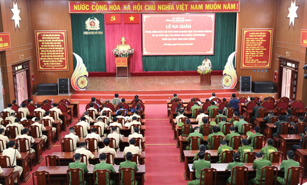 Công an Đắk Nông ra quân tổng kiểm soát xe ô tô kinh doanh vận tải