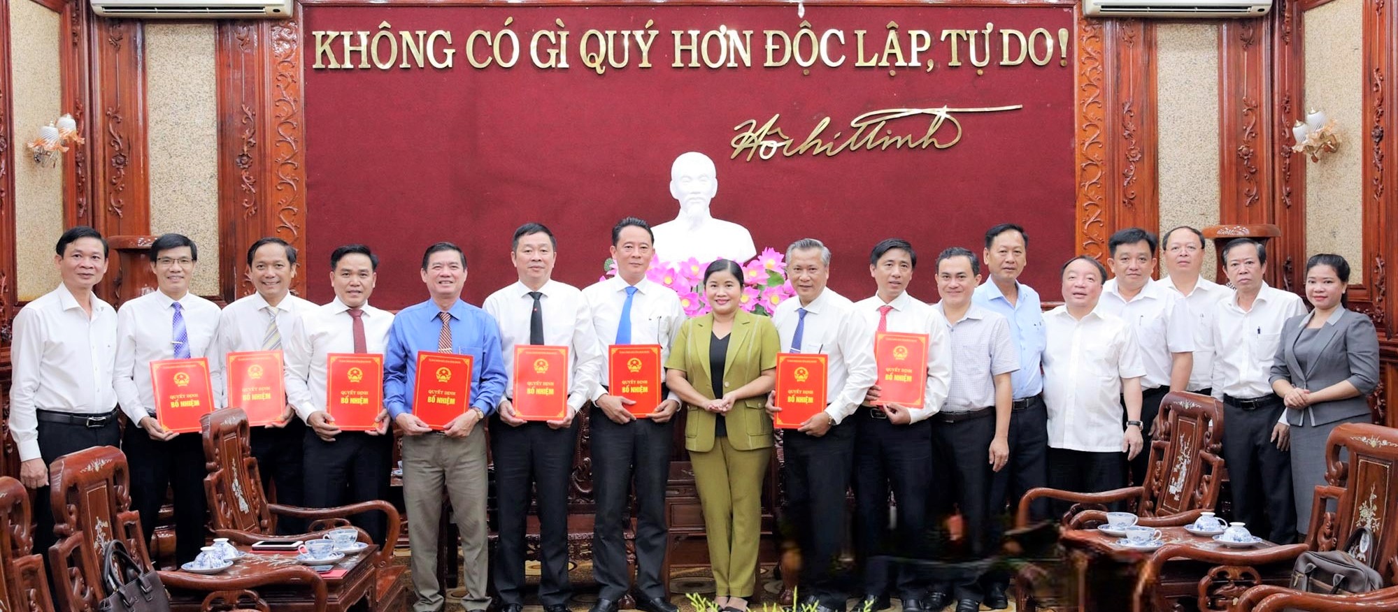 Bình Phước Công bố và trao các quyết định điều động, bổ nhiệm cán bộ