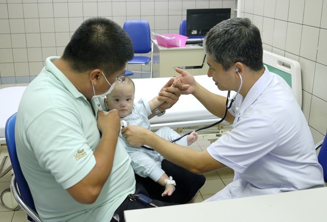 Nuôi sống bé sinh non có tuổi thai và cân nặng nhỏ nhất Việt Nam