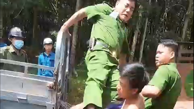 Bình Phước Tạm đình chỉ công tác Trưởng Công an xã để làm rõ hành vi đánh người