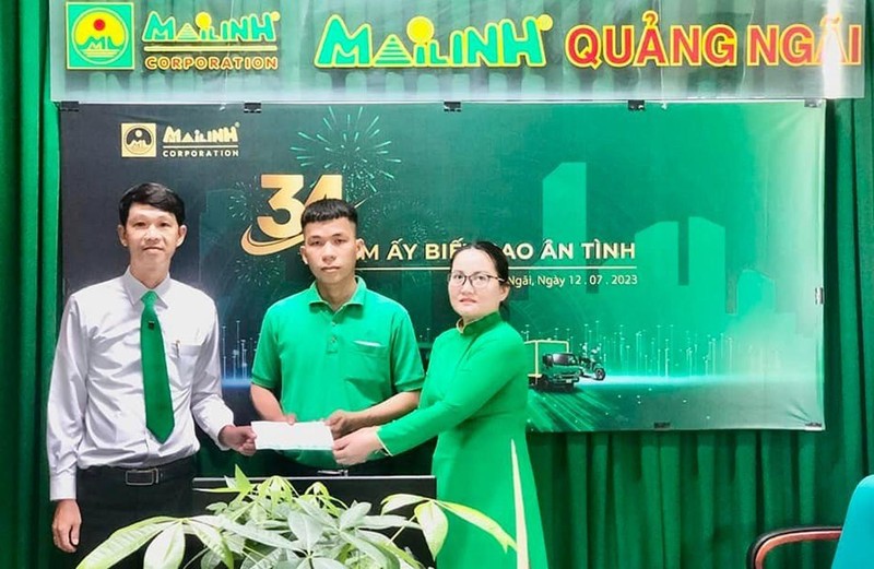 Lái xe taxi trả lại hơn 400 triệu đồng do khách chuyển nhầm