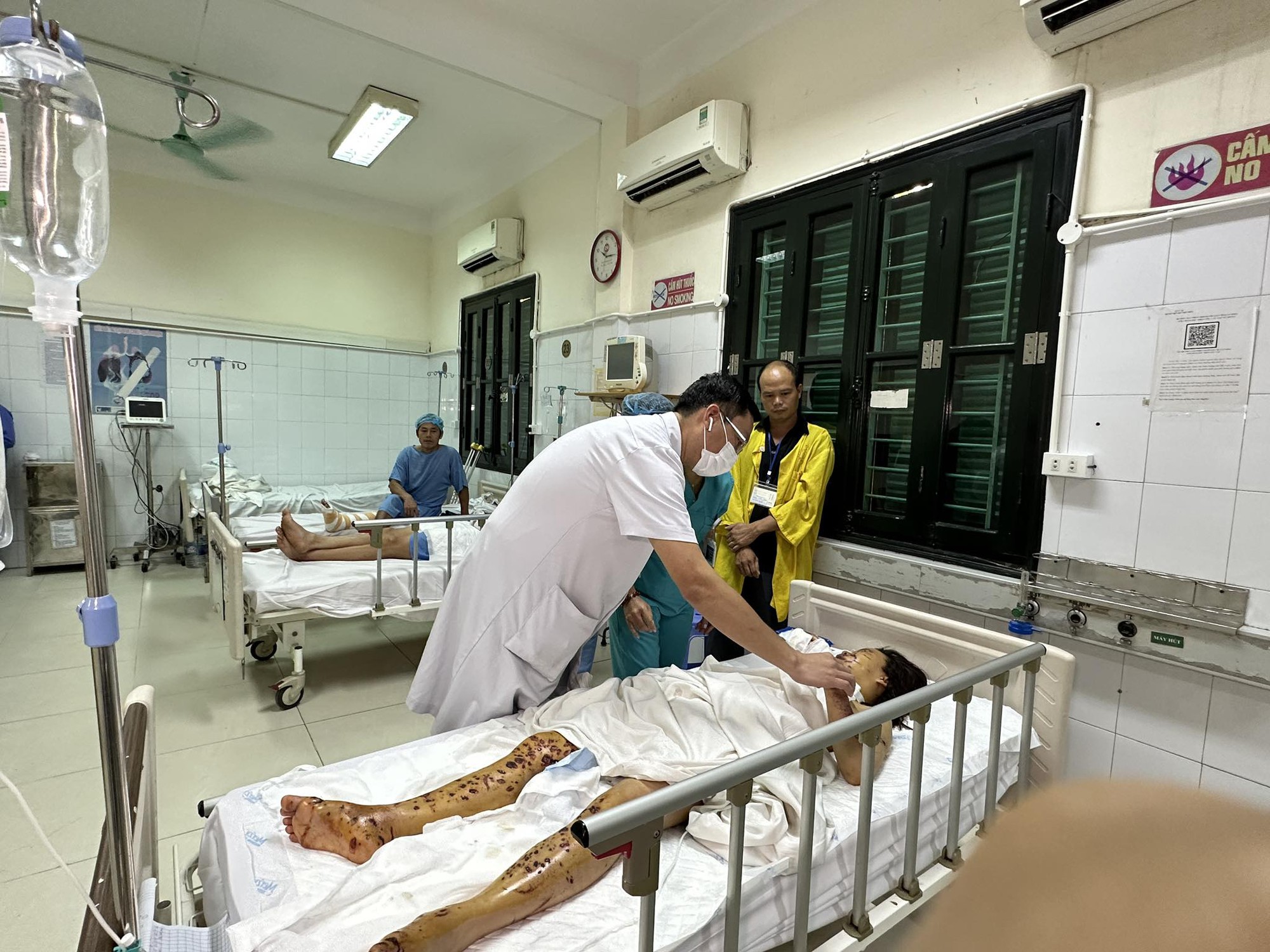 Bệnh nhân bị đa chấn thương, mù mắt vì điện thoại phát nổ do vừa dùng vừa sạc pin