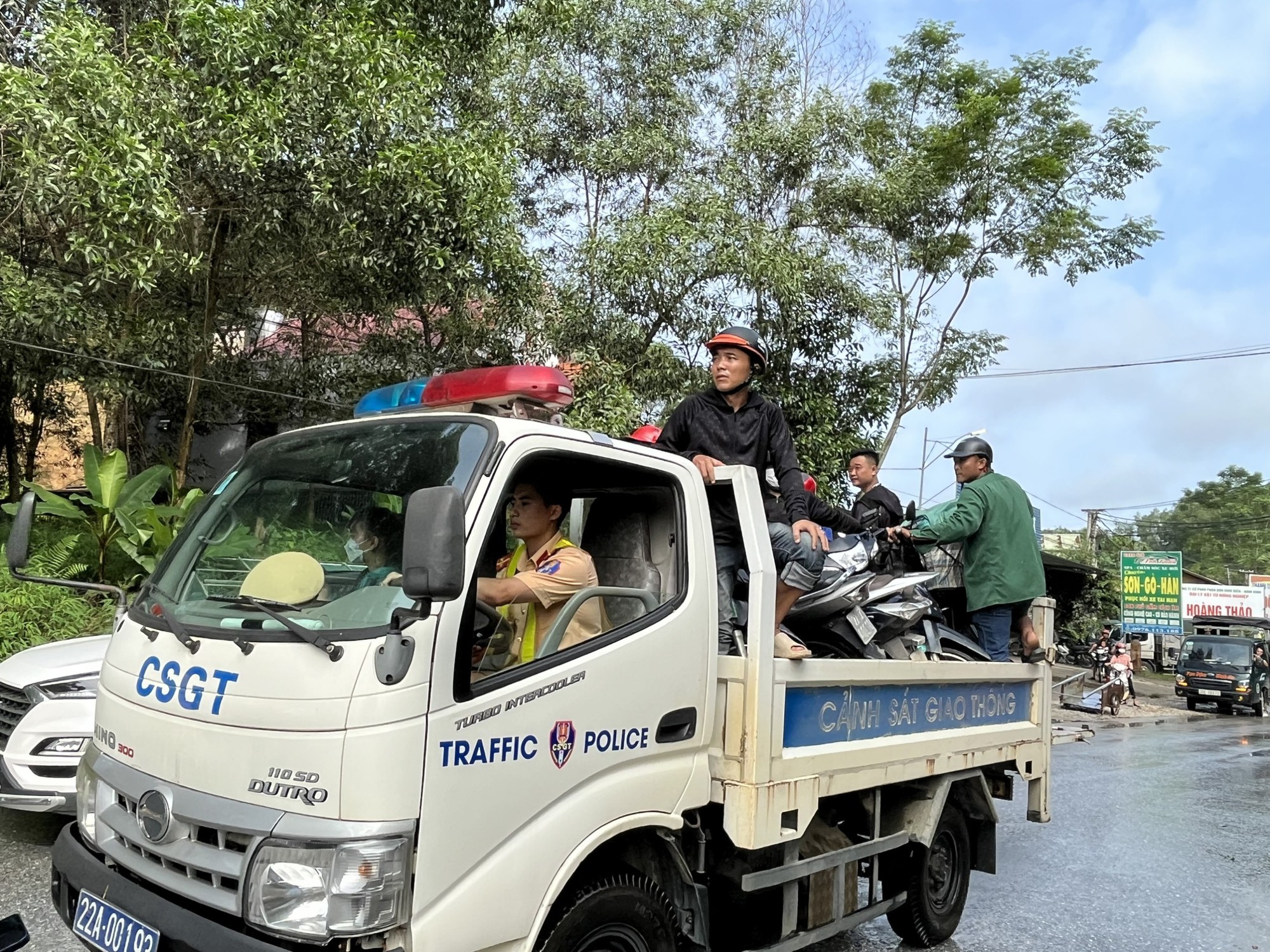 CSGT Tuyên Quang dùng ôtô chuyên dụng đưa nhiều người dân qua điểm ngập trên QL2