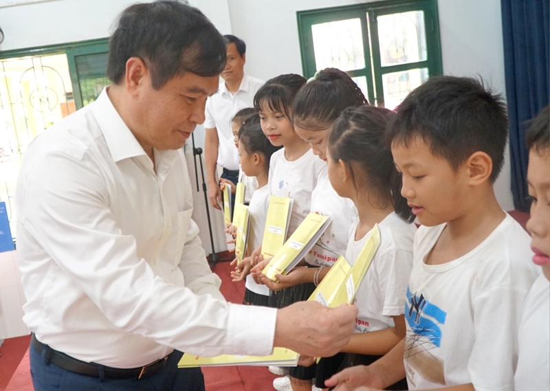 Tiếp thêm động lực để học sinh có hoàn cảnh khó khăn vươn lên trong học tập