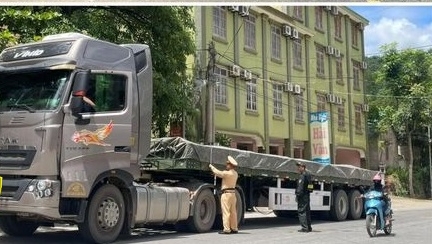 Nghệ An Xử lý nhiều xe ô tô đầu kéo vi phạm trên Quốc lộ 7