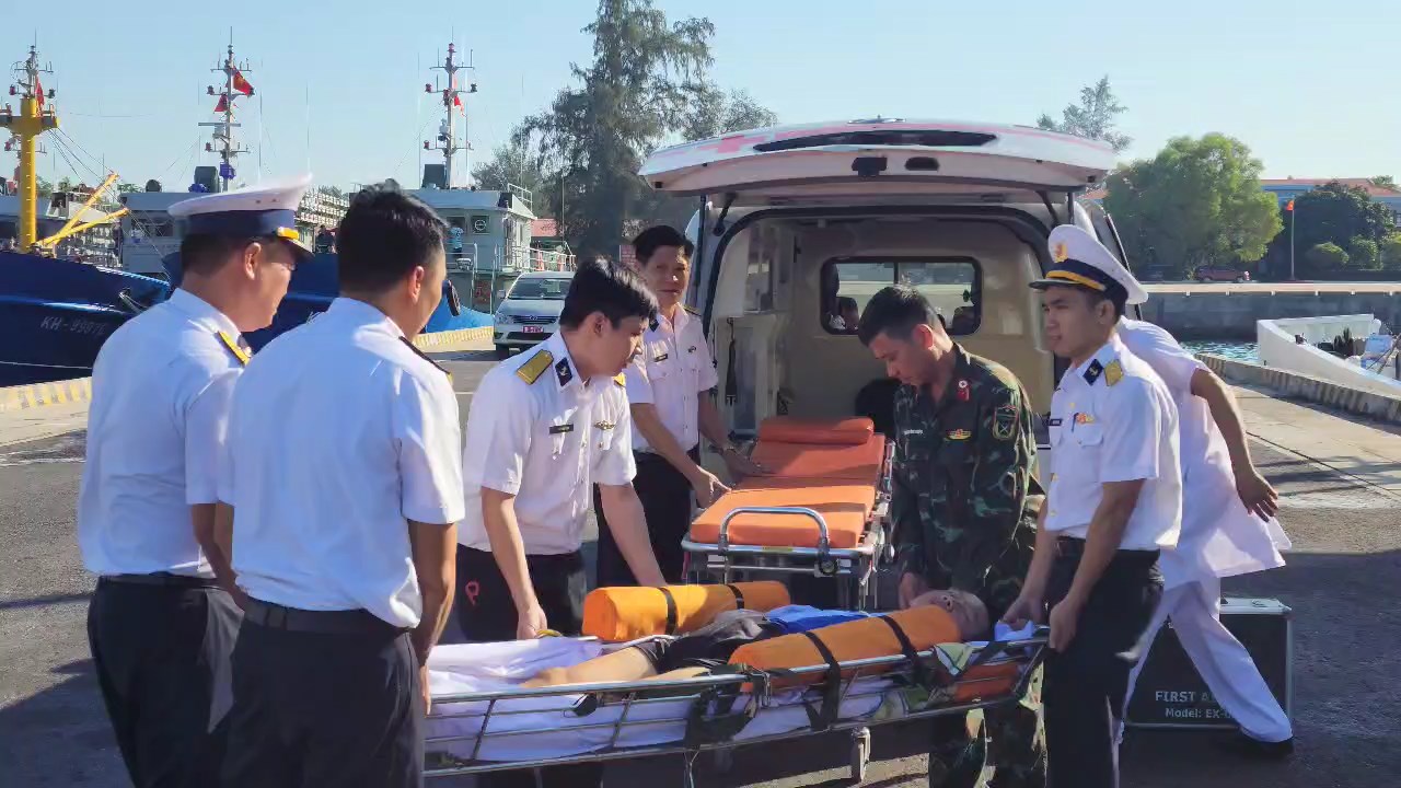Vùng 4 Hải quân bàn giao ngư dân bị bệnh cho gia đình và địa phương