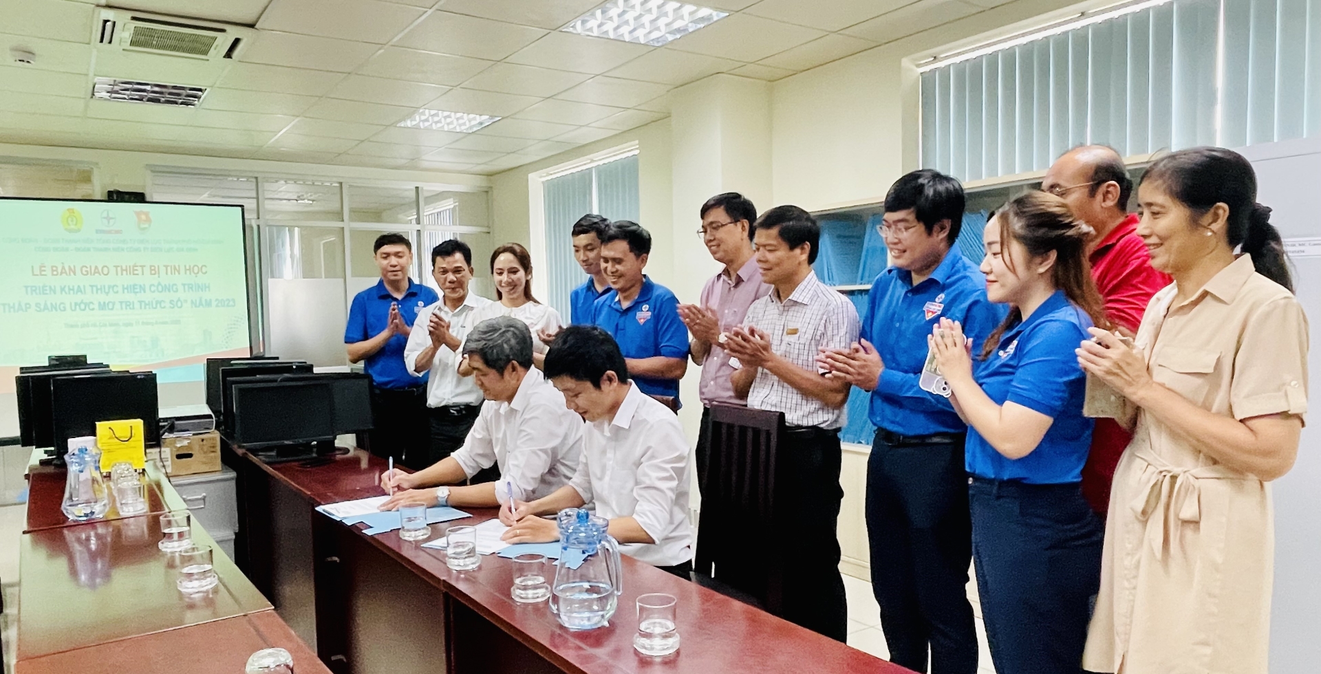 Điện lực Gia Định ủng hộ máy tính cho công trình “Thắp sáng ước mơ tri thức số”