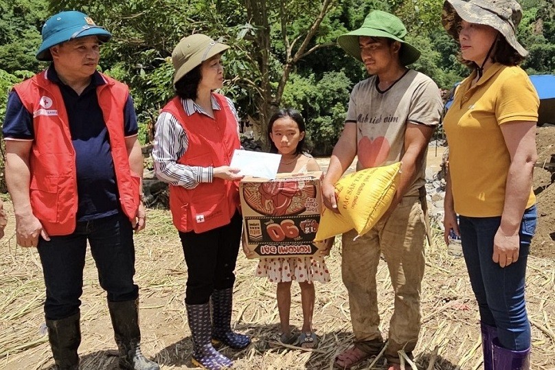 Thăm hỏi, hỗ trợ các gia đình tại Yên Bái bị thiệt hại do mưa lũ
