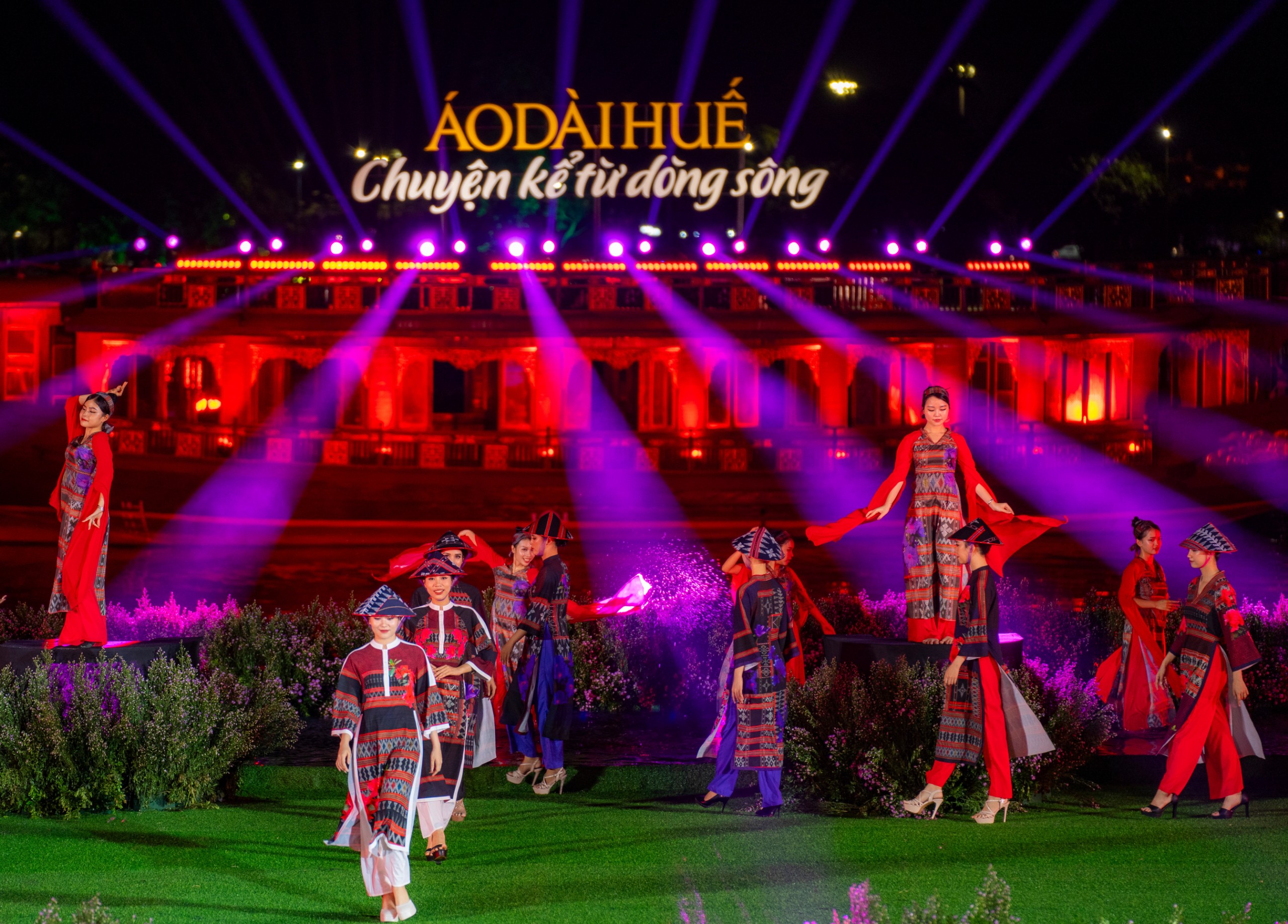 Áo dài Huế - Chuyện kể từ dòng sông