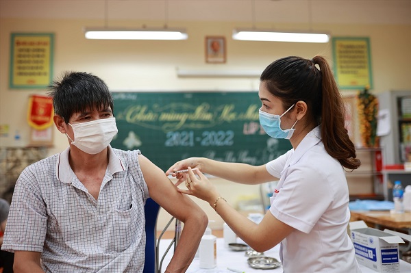 Bảo đảm đãi ngộ xứng đáng và cải cách tiền lương đối với cán bộ y tế