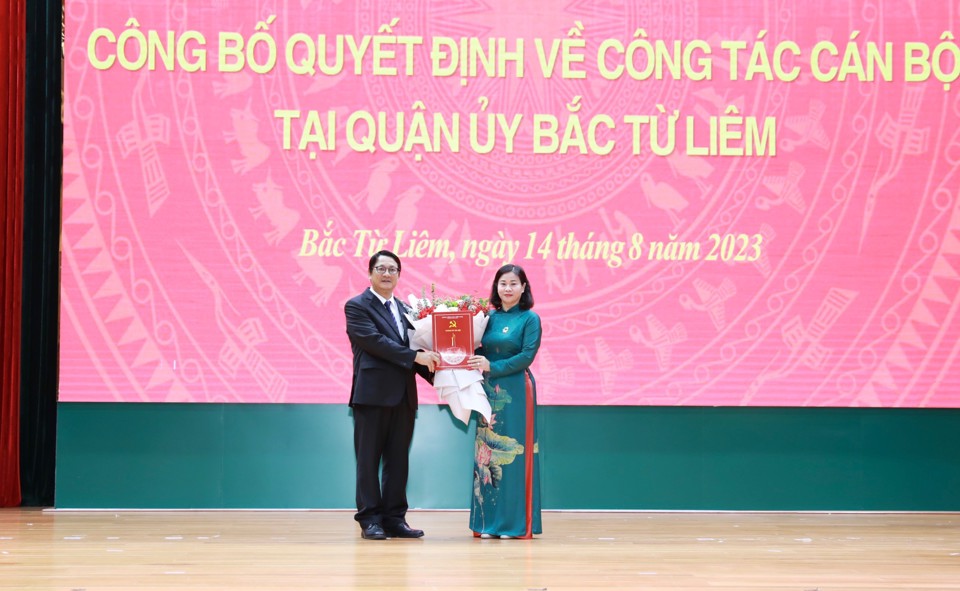 Ban Thường vụ Thành ủy Hà Nội trao quyết định về công tác cán bộ