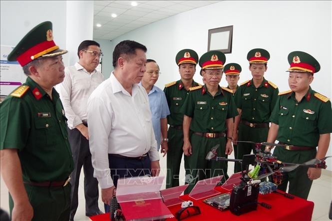 Trường Sĩ quan Thông tin chú trọng phát triển khoa học, công nghệ