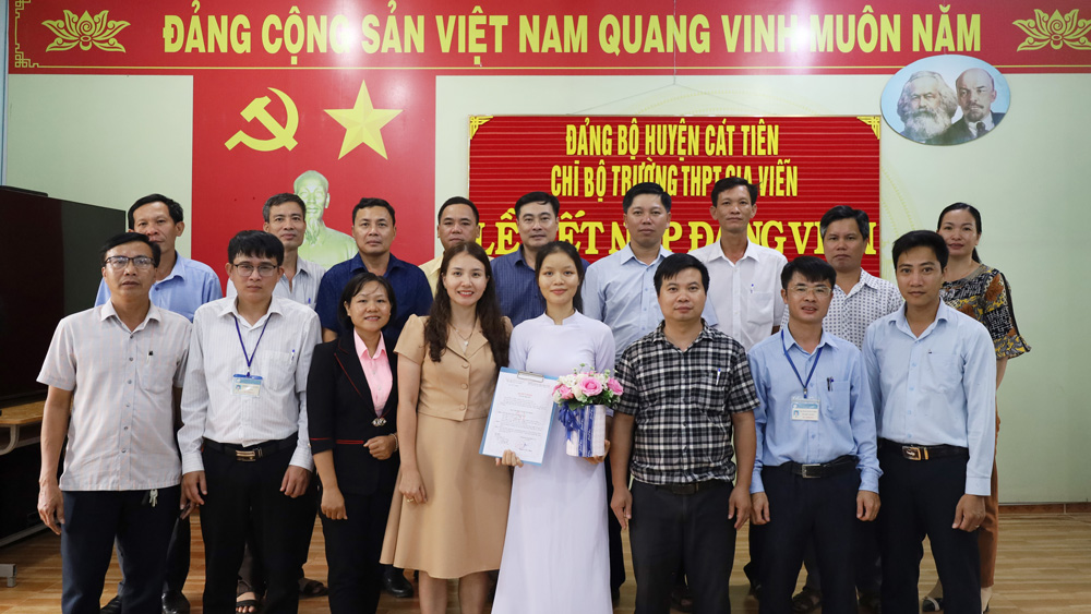 Tự hào nữ đảng viên tuổi 18