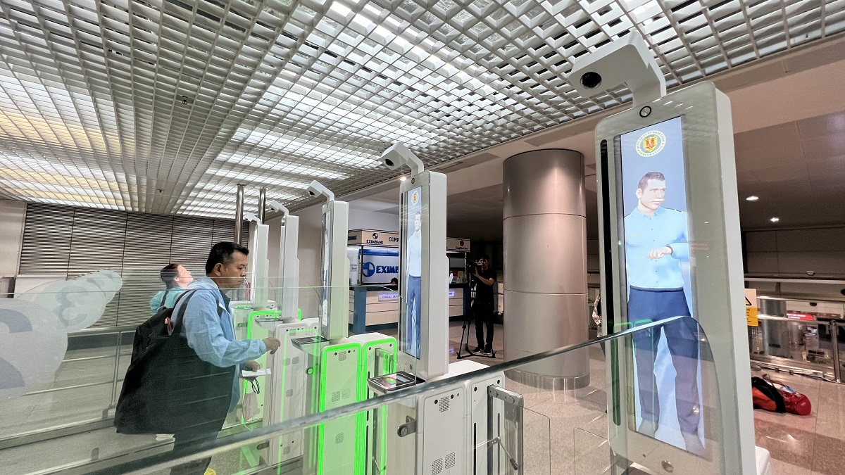 Triển khai thủ tục xuất, nhập cảnh tự động ở sân bay Cam Ranh