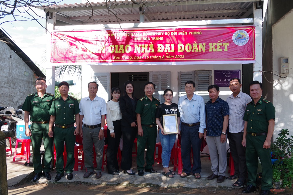 Bộ đội Biên phòng Sóc Trăng phối hợp bàn giao nhà Đại đoàn kết