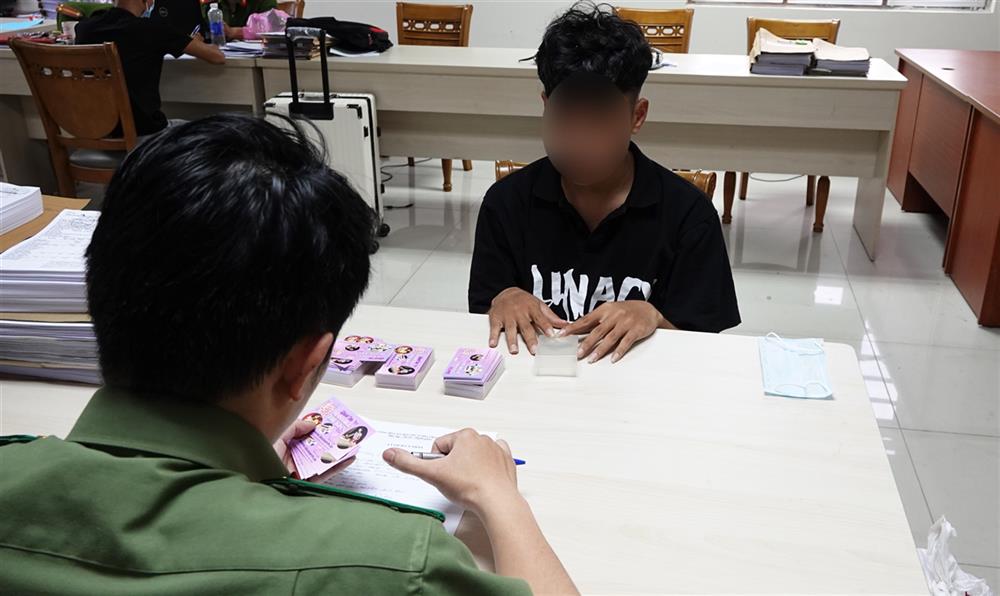 Cảnh báo thủ đoạn phát tờ rơi có chứa hình ảnh nhạy cảm để lừa đảo