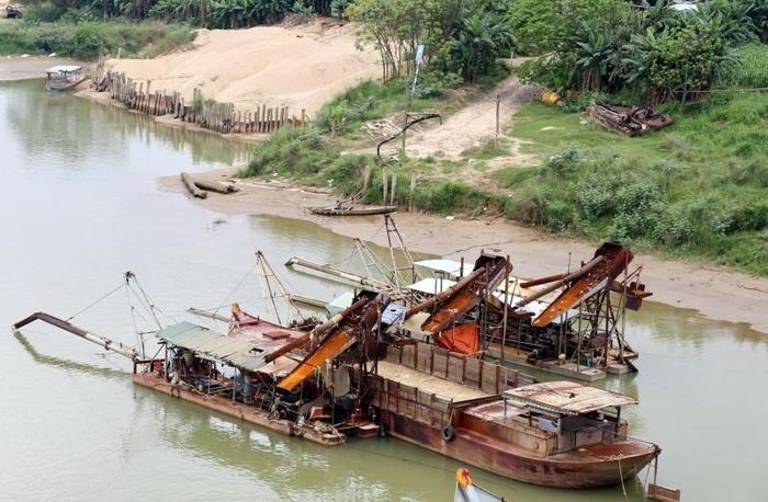 Doanh nghiệp khai thác cát trái phép bị phạt 445 triệu đồng