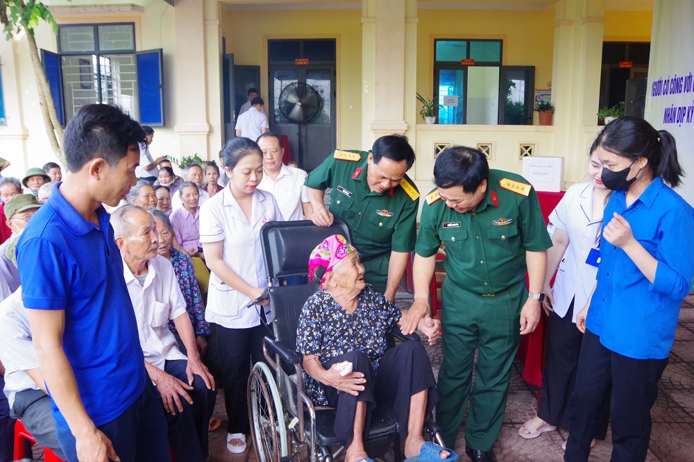 Bộ đội quân y về “bắt bệnh” giúp dân