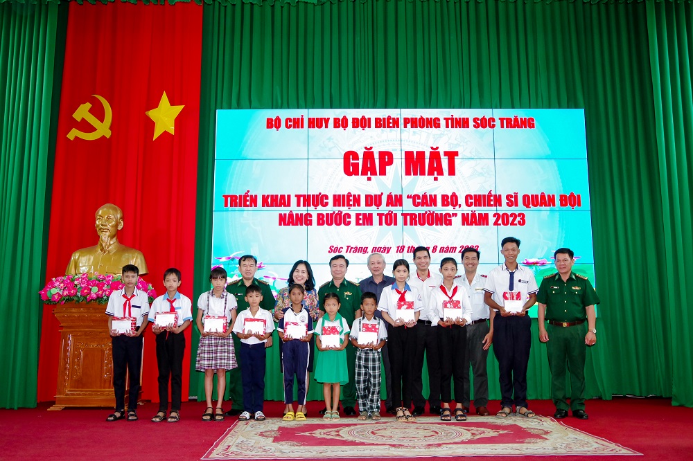 BĐBP Sóc Trăng Thiết thực hỗ trợ học sinh khó khăn khu vực biên giới