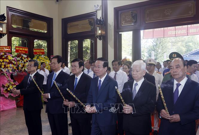Dâng hương tưởng niệm Chủ tịch Tôn Đức Thắng